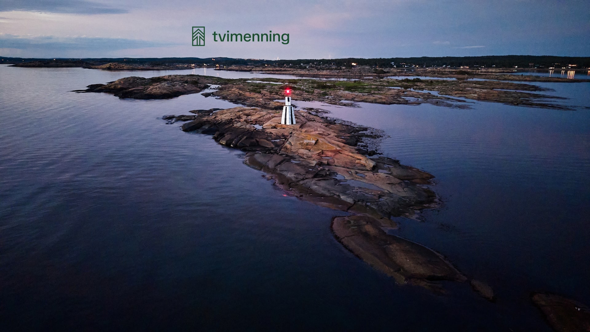 Et fyr på en skærgårdsholm i skumring.